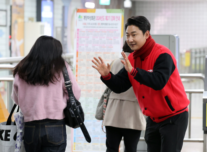 국민의힘 원희룡 인천 계양을 후보의 후원회장인 이천수를 협박·폭행한 혐의를 받는 남성 2명이 검찰에 송치됐다. 사진은 28일 오전 인천 계양구 임학역에서 출근길 시민들에게 인사하고 있는 이천수. /사진=뉴시스