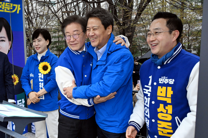 이재명 더불어민주당 대표가 임종석 전 대통령 비서실장을 만나 포옹과 악수를 나눴다. 사진은 이 대표(왼쪽 두번째)와 임 전 실장(오른쪽 두번째)이 28일 서울 성동구 왕십리역 광장에서 중·성동갑과 중·성동을에 각각 출마하는 전현희 민주당 후보와 박성준 민주당 후보 지원 유세를 함께 한 모습. /사진=뉴스1(공동취재)