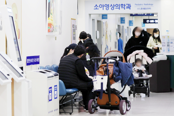 소아청소년과 전공의들이 정부에 의대 2000명 증원 재논의와 필수의료과 수가 체계 개선을 호소했다. 지난달 21일 서울 소재 한 대학병원 소아청소년과에서 어린이 환자와 보호자가 진료를 기다리고 있다. /사진=뉴스1