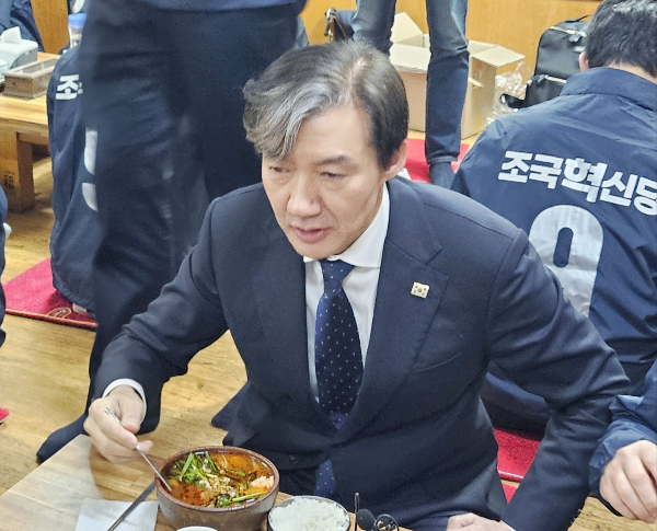 조국 조국혁신당 대표가 '대파' 논란을 언급하며 대통령실을 강하게 비판했다. 사진은 28일 대구 중구의 한 식당에서 식사를 하고 있는 조국 대표. /사진= 뉴스1