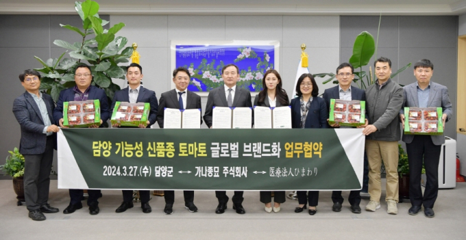 이병노 담양군수(왼쪽 다섯번째)가 27일 일본 농업회사법인 가나종묘, 일본 의료법인 히마와리와 업무협약을 체결하고 기념촬영하고 있다./사진=담양군
