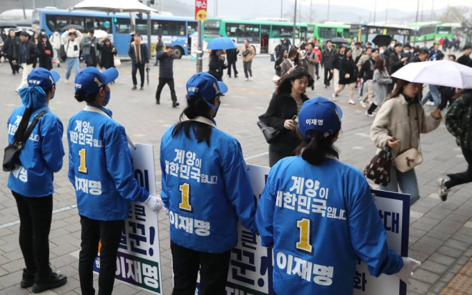 이재명 더불어민주당 대표가 공식 선거운동 첫날 자신의 지역구인 계양역을 찾아 '정권 심판론'을 내세우며 지지를 호소했다. 사진은 28일 오전 인천 계양구 계양역 앞에서 인천 계양을에 출마하는 이재명 더불어민주당 후보의 지지를 호소하고 있는 선거운동원들. /사진= 뉴스1