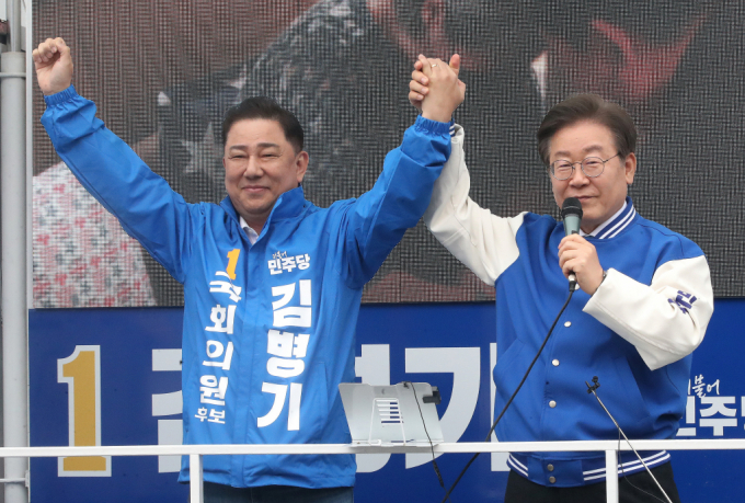이재명 더불어민주당 대표가 공식 선거운동이 시작된 28일 오후 서울 동작구 성대로 인근에서 김병기 서울 동작갑 후보와 함께 지지를 호소하고 있다. 사진=뉴스1  