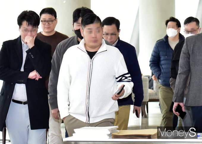 한미사이언스 주주총회가 진행된 가운데 의장 대행을 맡은 신성재 전무를 두고 고성이 오갔다. 주총이 지연되는 가운데 주주들이 휴식시간에 자리에서 나오고 있다. /사진=임한별 기자