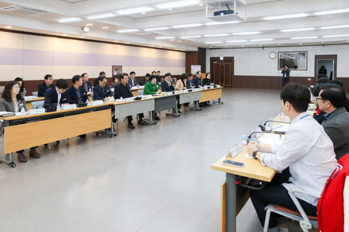 이천시는 지난 27일 시청 대회의실에서 김경희 시장(앞줄 왼쪽 여섯번째)를 비롯해 이천시의회 의원 및 이천지역 도의원, 시 간부공무원 등 35여명이 참석한 가운데 민선8기 제5차 시·도의원 정책간담회를 개최했다. / 사진제공=이천시