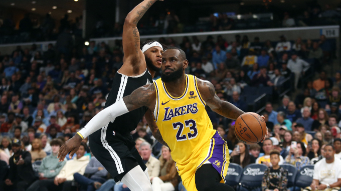 미국프로농구(NBA) 전설 르브론 제임스(LA레이커스)가 28일(이하 한국시각) 미국 테네시주 멤피스 페덱스 포럼에서 열린 멤피스 그리즐리스전에서 트리플 더블을 달성했다. 사진은 이날 멤피스전에서 공격을 진행하는 제임스. /사진=로이터
