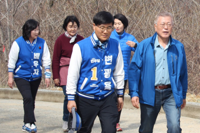 문재인 전 대통령이 지난 27일 파란 점퍼를 입고 경남 거제에서 변광용 민주당 후보(경남 거제시)를 만나 격려를 전했다. 사진은 문 전 대통령(맨앞 오른쪽)과 변 후보(맨앞 왼쪽)가 지난 27일 오전 경남 거제시 계룡산을 등반하는 모습. /사진=뉴시스(변광용 후보 제공) 
