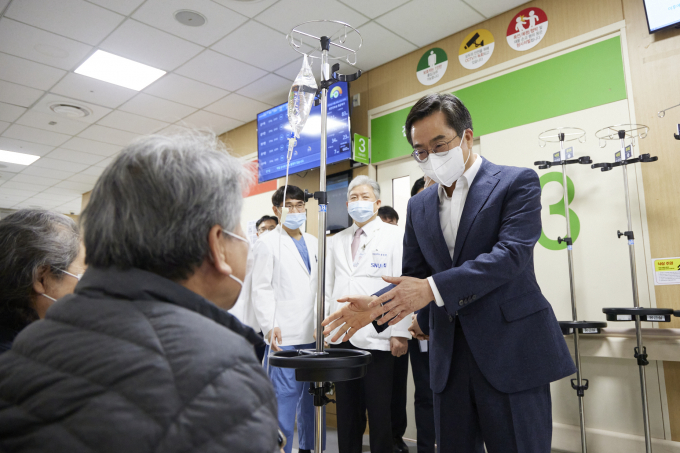 김동연 경기도지사(오른쪽)가 28일 '의사 집단행동'과 관련해 분당서울대학교병원을 방문해 현장 의료진을 격려하고 병원 운영현황을 점검했다. / 사진제공=경기도