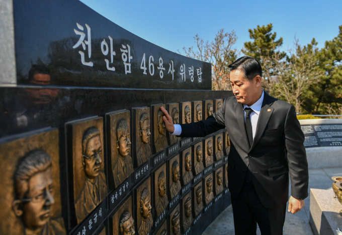 신원식 국방부 장관이 지난 27일 해군 고속정에서 훈련 중 바다에 빠져 숨진 부사관을 애도했다. 사진은 신 장관이 지난 26일 천안함 피격사건 제14주기를 맞아 백령도 천안함 46용사 위령탑을 참배하는 모습. /사진=뉴스1(국방부 제공)