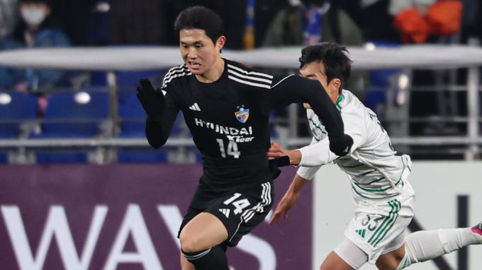 이동경(울산)과 이동준(전북)이  2024년 2차 국군체육부대에 합격하면서 다음 달 29일 김천 상무로 합류할 예정인 것으로 알려졌다. 사진은 지난 12일 전북전에 출전해 공격을 시도하는 이동경. /사진=뉴스1