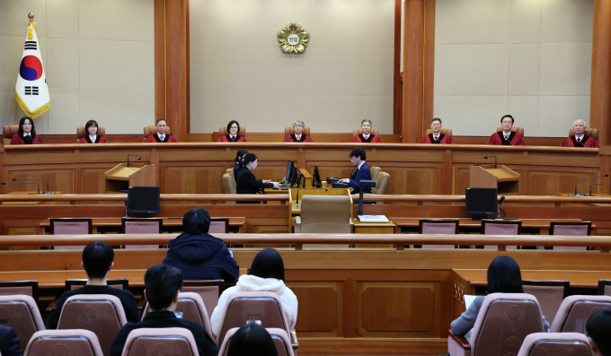 헌법재판소가 김진표 국회의장이 이동관 전 방송통신위원장 등에 대한 야당의 탄핵소추 발의 철회를 수리한 것은 위법이 아니라고 판단했다. 사진은 28일 오후 서울 종로구 헌법재판소에서 이종석 헌법재판소장(가운데) 등 헌법재판관들의 모습. /사진=뉴스1