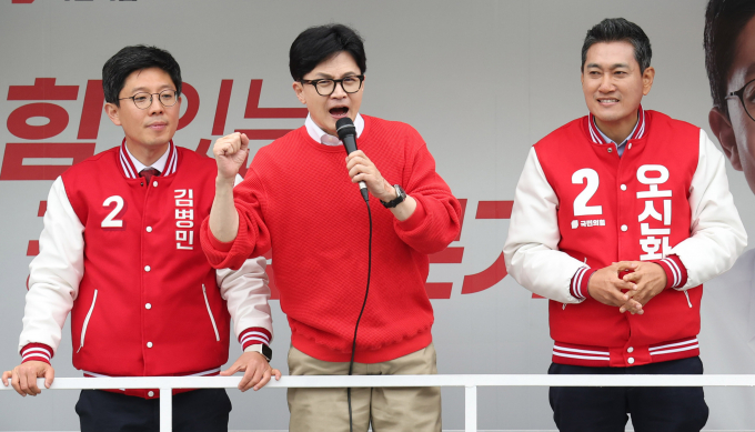 한동훈 국민의힘 비상대책위원장이 라면·즉석밥·통조림 등 서민 생활에 밀접한 분야에 대해 한시적인 부가가치세 절반 이하를 정부에게 요구했다고 밝혔다. 사진은 한 위원장(가운데)이 28일 서울 광진구 신성시장에서 열린 '국민의힘으로 광진살리기' 지원유세에서 김병민 서울 광진구갑 국민의힘 후보(왼쪽), 오신환 서울 광진구을 국민의힘 후보의 지지를 호소하는 모습. /사진=뉴시스