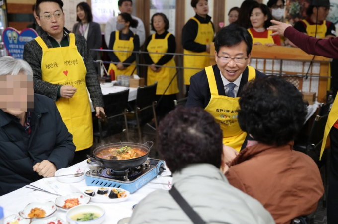 박병규 광주광역시 광산구청장이 28일 첨단1동 제1호 ‘선한식당’을 찾아 어르신들에게 음식을 배식하고 있다./사진=광주 광산구청