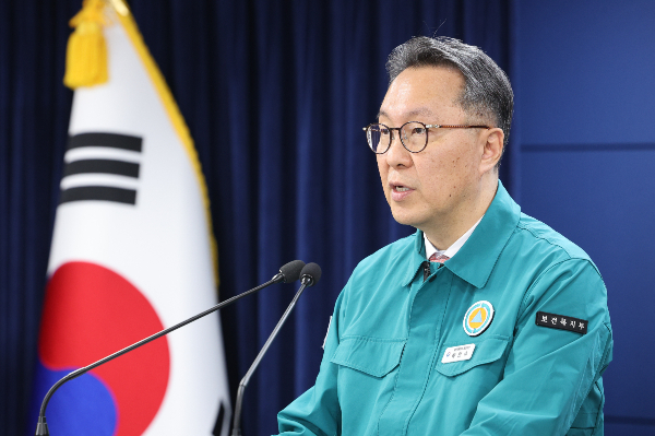 박민수 보건복지부 제2차관이 의과대학 증원 문제를 둘러싼 갈등을 두고 '의정갈등'이 아닌 '국민과 특권적인 의사 집단과의 싸움'이라고 말하며 의료계의 태도를 비판했다. 박 차관이 지난 27일 서울 종로구 정부서울청사에서 의사 집단행동 중앙사고수습본부 브리핑을 하고 있다. /사진=뉴스1