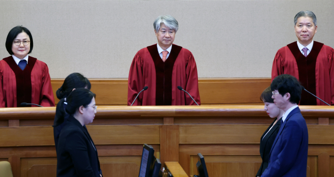 헌법재판소가 고고도미사일방어체계(THAAD·사드) 한반도 배치 승은 인근 지역 주민의 기본권을 침해하지 않는다고 봤다. 사진은 28일 오후 서울 종로구 헌법재판소 대심판정에서 3월 사건 선고를 위해 자리하고 있는 이종석 헌법재판소장과 재판관들. /사진=뉴시스
