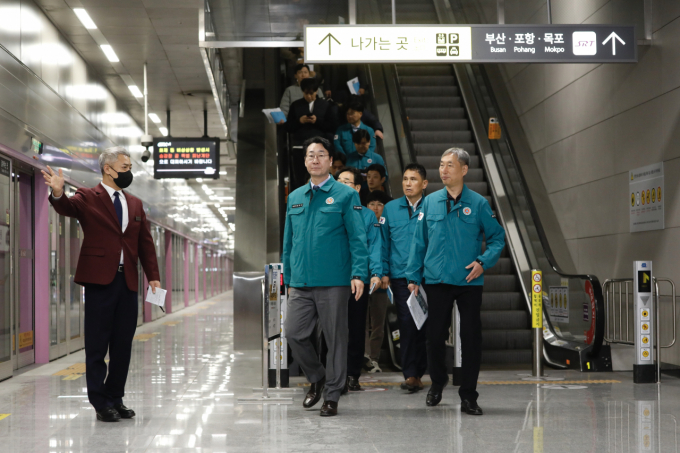 정명근 화성시장(왼쪽 두번째)이 GTX-A 동탄역과 경부고속도로 지하화 사업 현장을 찾아 시민들의 이용에 불편이 없도록 동선에 따른 안내시설 등을 점검하고 있다. / 사진제공=화성시