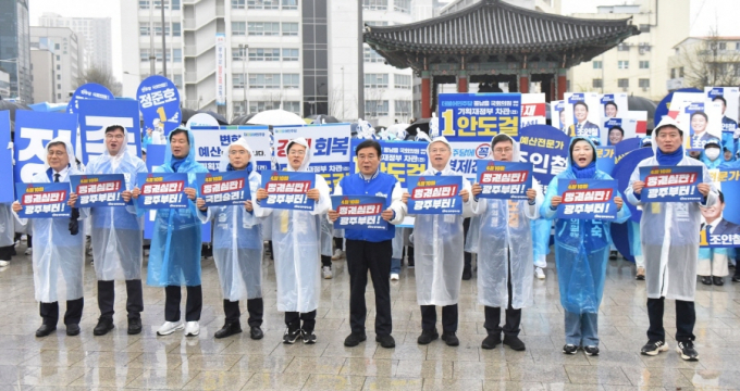 4·10 총선 공식 선거운동이 시작된 28일 5·18민주광장에서 더불어민주당 광주지역 후보자들이 출정식을 열고 지지를 호소하고 있다./사진=민주당 광주시당