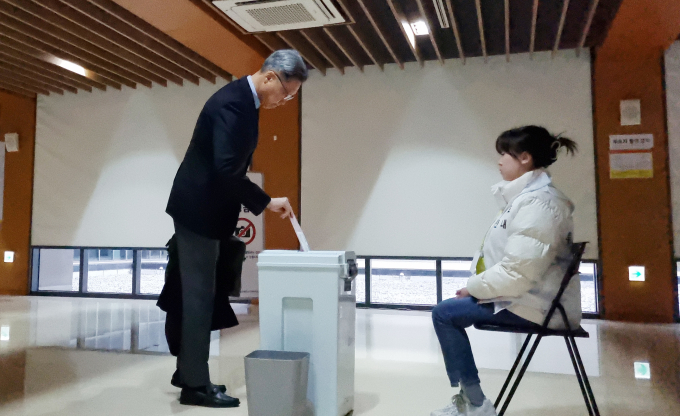 정재호 주중국대사가 갑질 신고를 당해 외교부에서 사실 관계 확인에 나섰다. 사진은 제22대 국회의원선거 재외국민 투표 첫날인 지난 27일(현지시각) 중국 베이징 차오양구 주중한국대사관에 마련된 재외투표소에서 정 대사(왼쪽)가 투표하는 모습. /사진=뉴시스