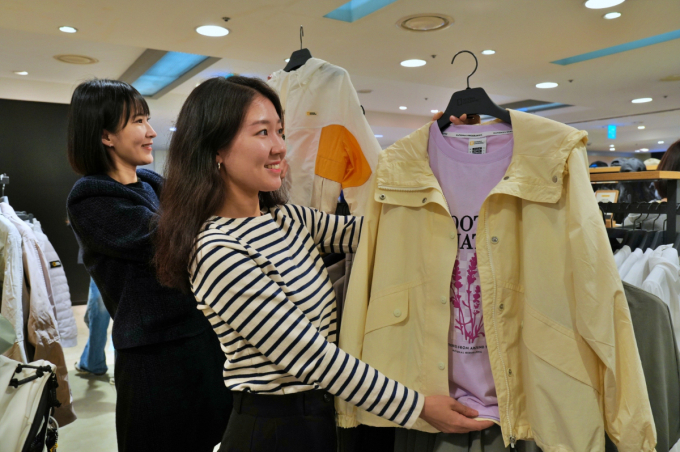 롯데, 신세계, 현대 등 백화점 3사가 봄 맞이 정기 세일을 시작한다. 사진은 롯데백화점에서 상품을 구경하는 고객. /사진=롯데백화점