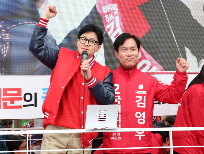 한동훈 국민의힘 비상대책위원장이 4·10 총선을 앞두고 당원들에게 메시지를 보내 독려했다. 사진은 한 위원장(왼쪽)이 28일 서울 동대문구 회기역 네거리에서 김영우 동대문구갑 후보의 지지를 호소하는 모습. /사진=뉴시스