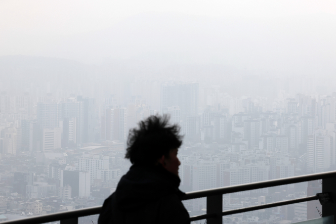 오는 29일 황사가 전국을 덮치며 미세먼지 농도가 '매우나쁨'까지 치솟을 것으로 보인다. 사진은 올해 봄 처음으로 황사가 관측된 지난 17일 서울 남산에서 바라본 서울 도심이 뿌연 모습. /사진=뉴시스