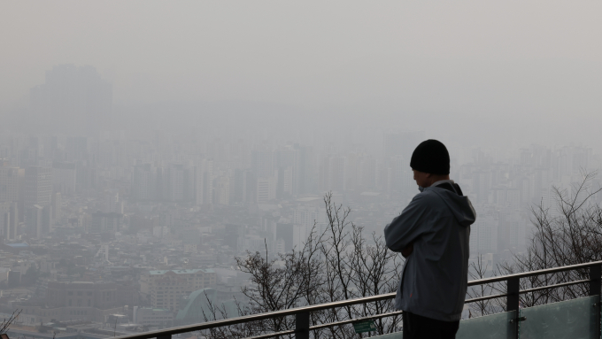  29일 황사가 전국을 덮치며 미세먼지 농도가 한때 '매우나쁨'까지 치솟을 예정이다. 사진은 올해 봄 처음으로 황사가 관측된 17일 서울 남산에서 바라본 서울 도심이 뿌연 모습. /사진=뉴시스