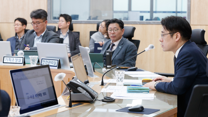 경기도는 28일 경기도청에서 오병권 행정1부지사(오른쪽) 주재로 도-시군 부단체장 회의를 열고 경기도 민원공무원 보호 방안, 제22대 국회의원 선거 준비, 1분기 신속집행 등 도-시군 간 현안을 논의했다. / 사진제[공=경기도