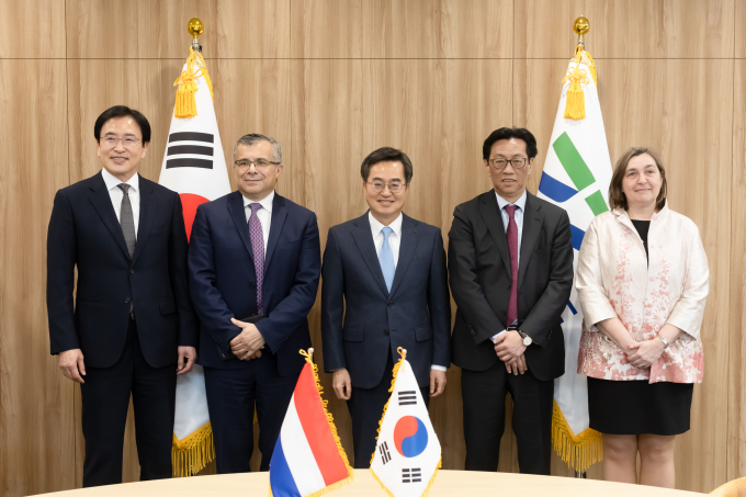 김동연 경기도지사(가운데)는 28일 도청에서 벤자민 로(Benjamin Loh) 에이에스엠(ASM) CEO(왼쪽 두번째)를 만나 반도체 분야 협력에 대해 논의하고 있다. / 사진제공=경기도