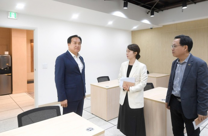 이권재 오산시장 지난 27일 이권재 오산시장이 오산역 환승센터(1층)에 위치한 대한상공회의소 국가자격시험 상설시험장이 설치되는 현장에 방문했다. / 사진제공=오산시