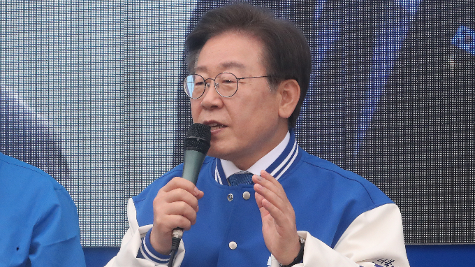 이재명 더불어민주당 대표가 28일 인천 부평구 부평역 북광장에서 열린 인천시당 출정식에서 4·10 총선에 대해 나라를 망친 세력에게 책임을 묻는 날이라고 주장했다. 사진은 이날 오후 서울 동작구 성대로 인근에서 김병기 서울 동작갑 후보 지지를 호소하는 이 대표. /사진=뉴스1