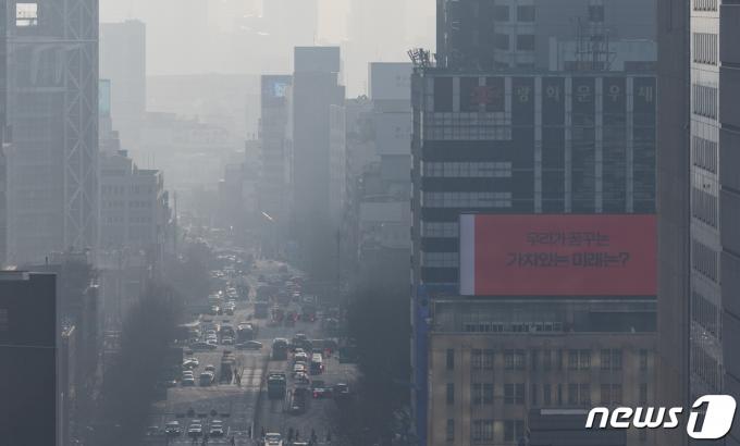수도권 지역에 초미세먼지 농도가 '나쁨'을 나타낸 15일 오전 서울 도심이 뿌옇게 보이고 있다. 2024.3.15/뉴스1 ⓒ News1 이재명 기자