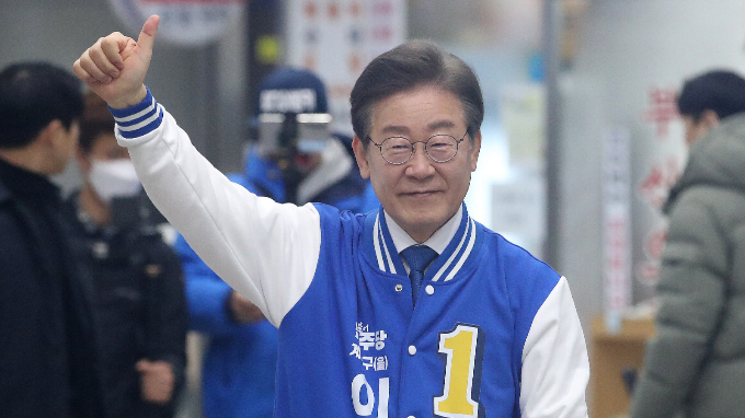 경찰이 28일 이재명 더불어민주당 대표의총선 지원유세 현장에서 흉기를 소지한 남성을 붙잡았다. 사진은 이날 인천 계양구 계양역에서 시민들에게 인사하는 이 대표. /사진=뉴스1