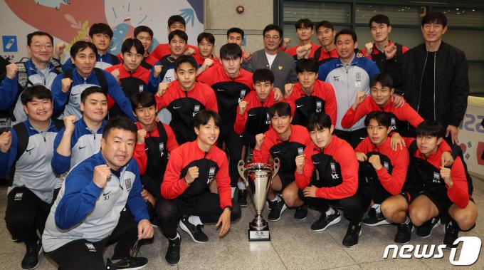 [사진] 우승 트로피 들고 온 U-23 축구 국가대표팀