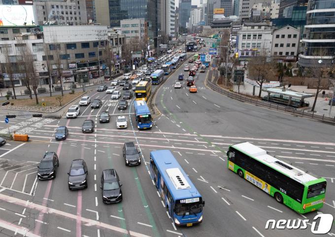[사진] 다시 도로 위 달리는 서울 시내버스