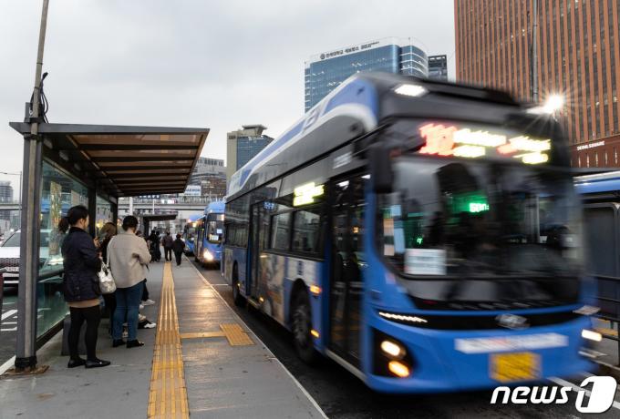 [사진] 퇴근길 버스 '정상 운행'