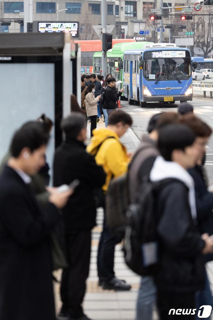 [사진] 퇴근길 버스 기다리는 시민들