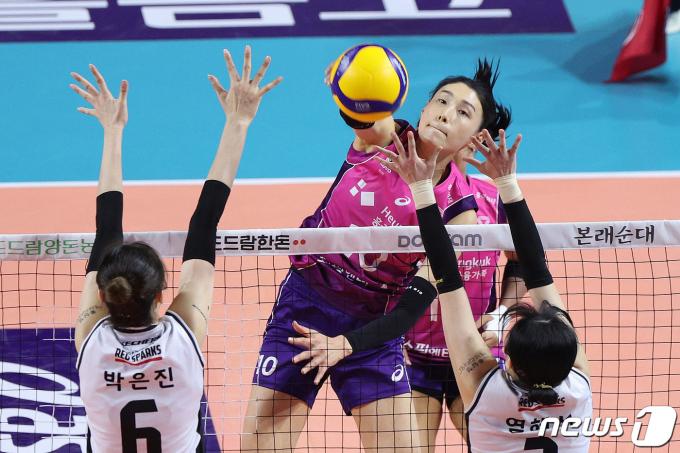 26일 오후 인천 삼산월드체육관에서 열린 프로배구 '2023-2024 도드람 V리그' 여자부 흥국생명과 정관장의 경기에서 흥국생명 김연경이 공격하고 있다. 2024.3.26/뉴스1 ⓒ News1 신웅수 기자