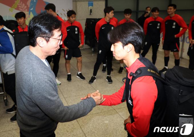 황선홍 한국올림픽대표팀 감독이 28일 오후 인천공항 제1터미널에서 2024 서아시아축구연맹(WAFF) U-23 챔피언십에서 우승한 23세 이하(U-23)선수 중 엄지성을 격려하고 있다. 2024.3.28/뉴스1 ⓒ News1 김명섭 기자