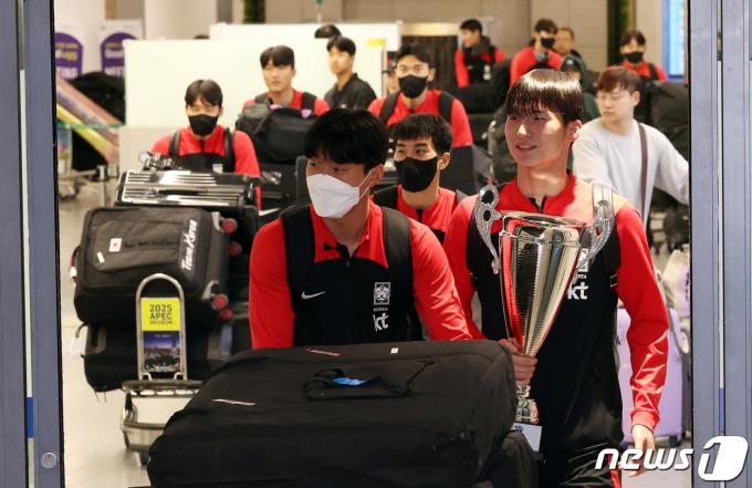 2024 서아시아축구연맹(WAFF) U-23 챔피언십에서 우승한 23세 이하(U-23) 축구대표팀 선수이 28일 오후 인천공항 제1터미널을 통해 귀국하고 있다. 2024.3.28/뉴스1 ⓒ News1 김명섭 기자
