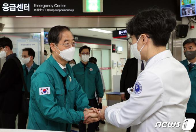 한덕수 국무총리가 27일 대전시 중구 충남대병원 응급의료센터를 찾아 비상진료대응 상황을 점검한 뒤 의료진을 격려하고 있다. 2024.03.27/뉴스1 ⓒ News1 김기태 기자