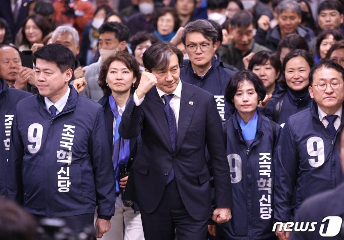 조국 조국혁신당 대표가 28일 오후 대구 중구 대구도시철도 1호선 중앙로역 대구지하철화재참사 기억공간을 찾아 희생자를 추모한 뒤 동성로를 향해 이동하고 있다. 2024.3.28/뉴스1 ⓒ News1 공정식 기자