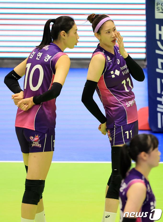 [사진] 김연경-김수지, 절친들의 은밀한 작전 교환