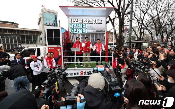 한동훈 국민의힘 비상대책위원장 겸 총괄선대위원장이 28일 오전 서울 마포구 망원역 앞에서 조정훈(마포갑), 함운경(마포을) 후보에 대한 지지를 호소하고 있다. 2024.3.28/뉴스1 ⓒ News1 구윤성 기자