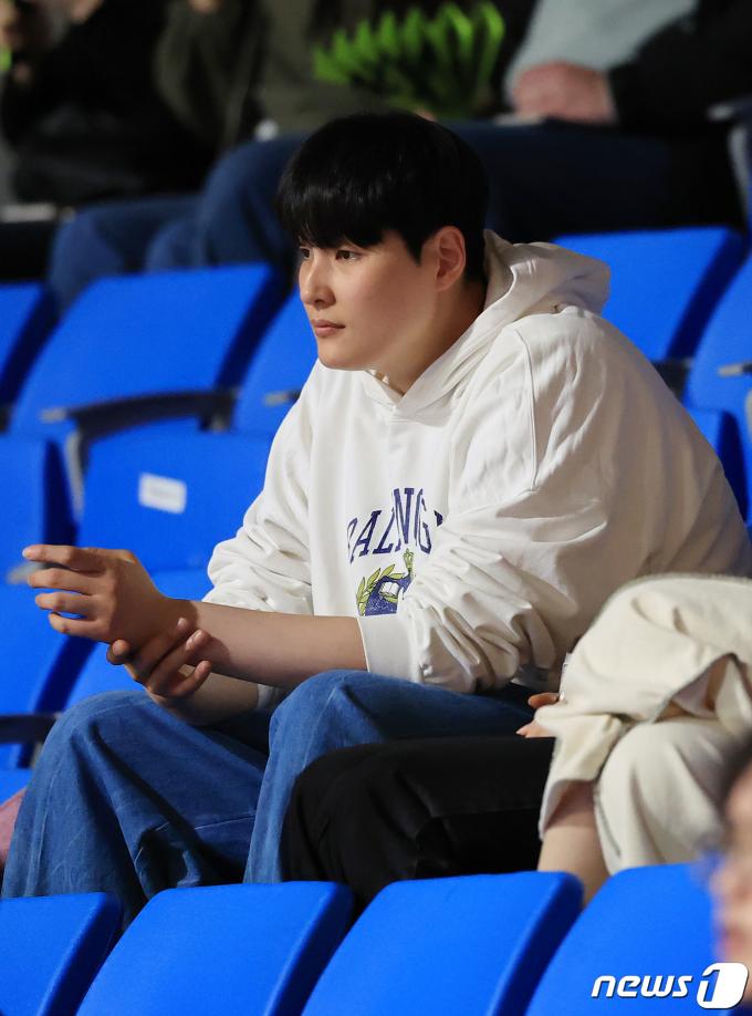 [사진] 챔프전 1차전 관전하는 김희진