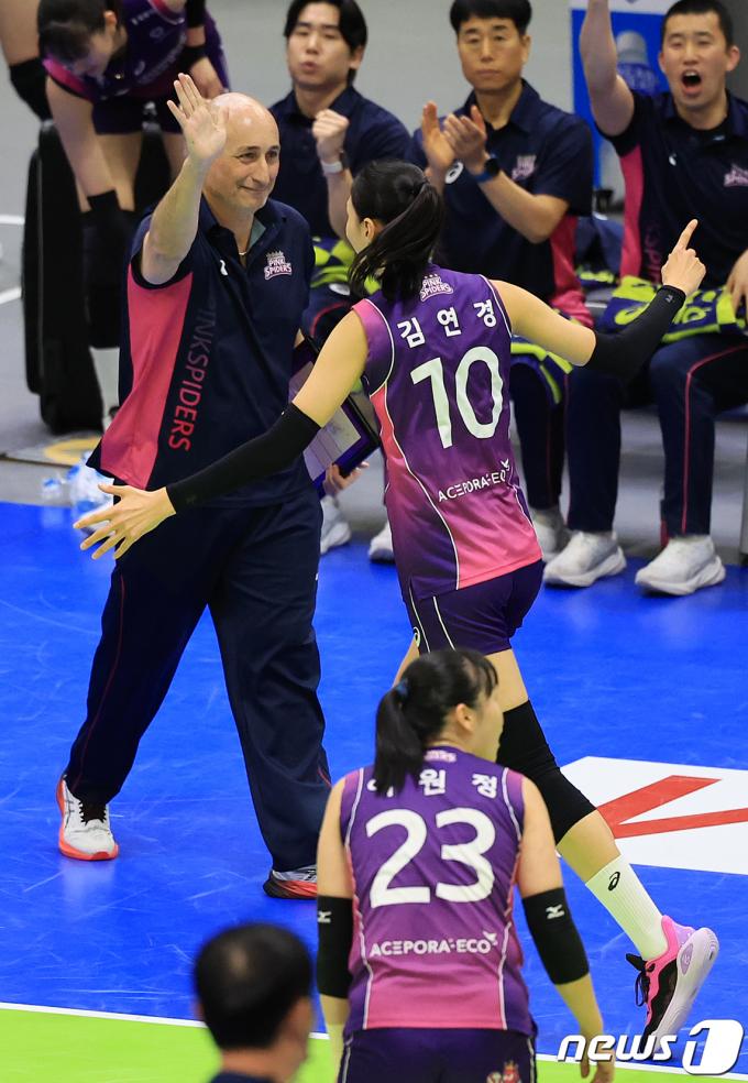 [사진] 아본단자 감독, 김연경 역시 월드스타야!