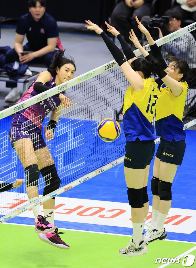 [사진] 김연경, 졀묘하게 옆 공간으로