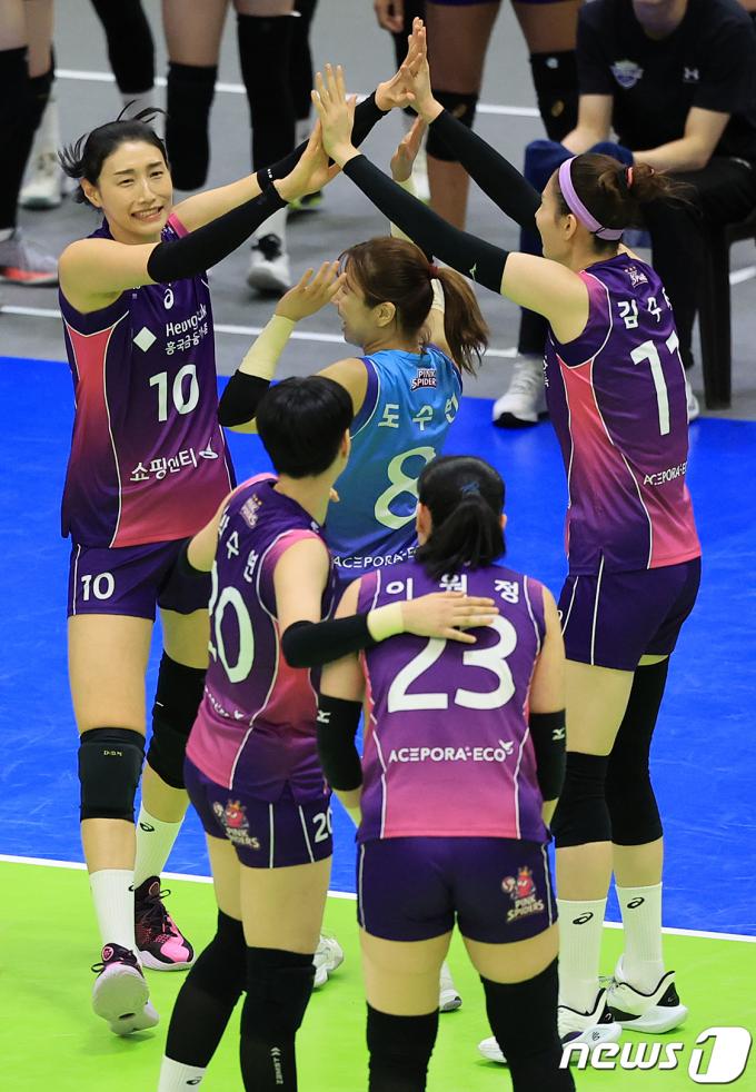 [사진] 동료들과 기쁨 나누는 김연경