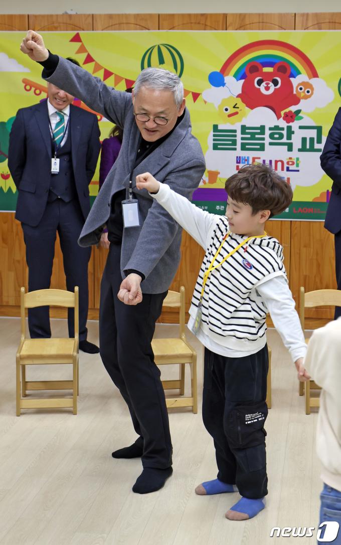 [사진] 늘봄학교 수업 참여하는 유인촌 장관