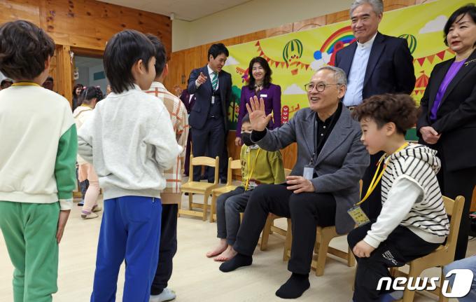 [사진] 유인촌 장관 '어린이들과 함께'