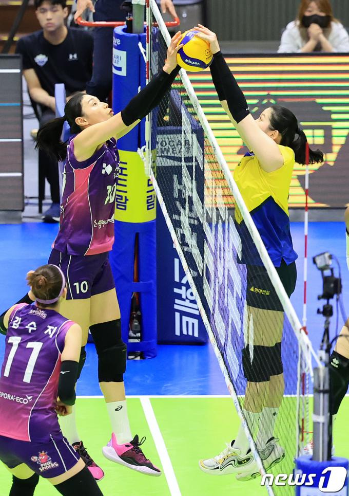 [사진] 김연경-이다현, 절대 질 수 없어